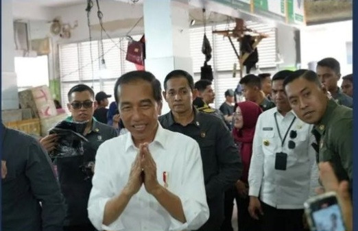 Bahas Beras, Jokowi saat melakukan kunjungan ke Pasar Merdeka (sumber: Pemprov Kaltim)