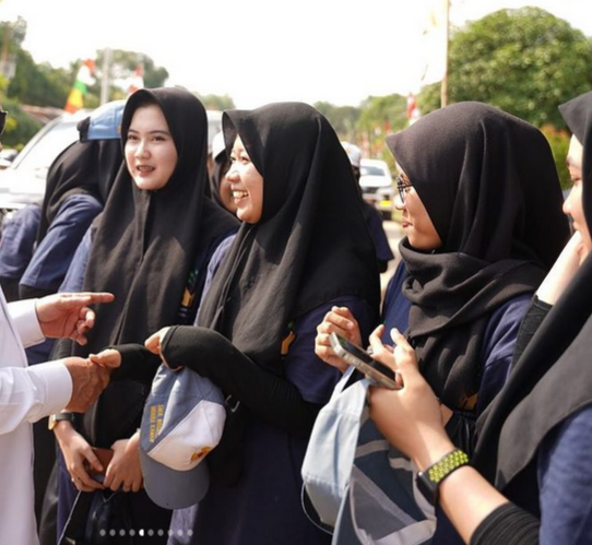 Siswi SMA di Desa Bunga Jadi saat kunjungan Pemprov Kaltim belum lama ini. (foto: Istimewa)
