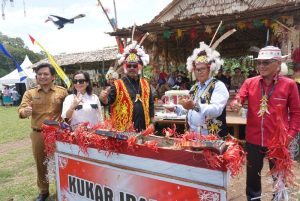Bupati saat hadir dalam acara HUT Desa Umaq Dian (Istimewa)