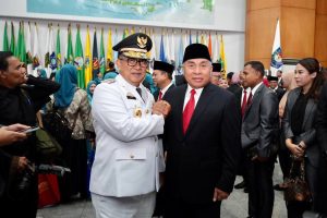 Isran Noor (kanan) dan Akmal Malik (kiri) usai pelantikan (Foto: Humas Pemprov Kaltim)