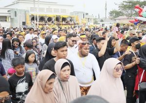 Prosesi belimbur pada Minggu (1/10) di Tenggarong. (Foto: Istimewa)