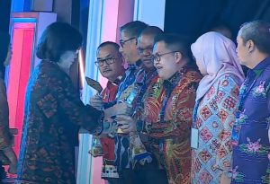 Penyerahan penghargaan yang diterima Wabup Rendi Solihin (Istimewa)