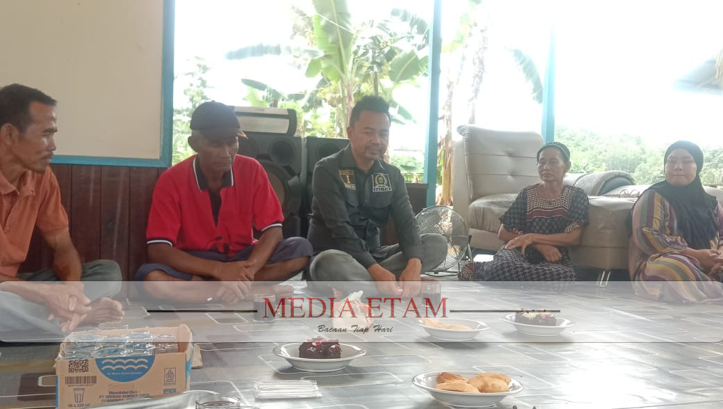 Foto : Baharuddin Demmu Anggota DPRD Kaltim Saat Berbincang Dengan Pokdakan dan Pokhlasar di Desa Bakungan, Kecamatan Loa Janan (Mujahid/Mediaetam.com)