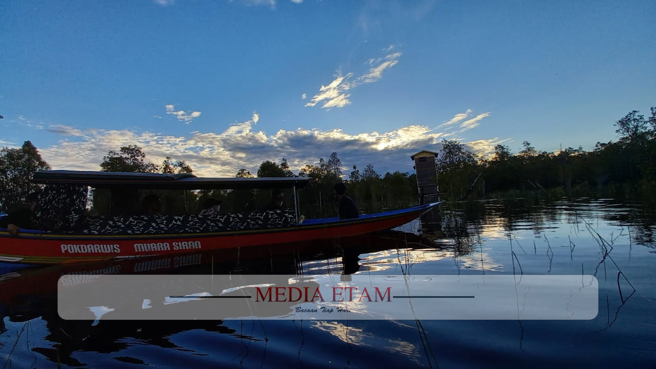Perahu menyusuri perairan Desa Muara Siran
