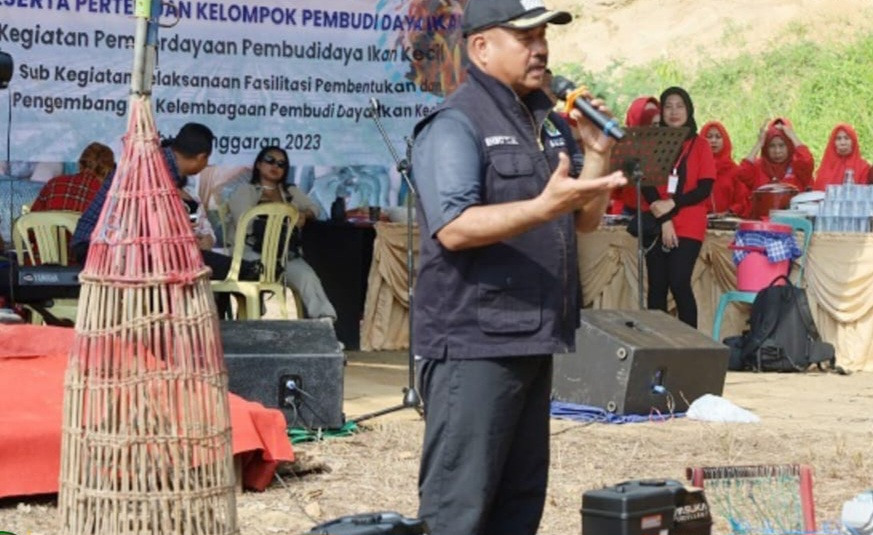 Bupati Edi Damansyah saat memberikan bantuan. (Foto Istimewa)