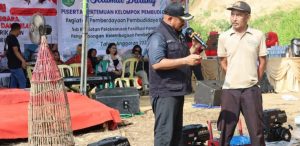Bupati Edi Damansyah bincang dengan nelayan (istimewa)