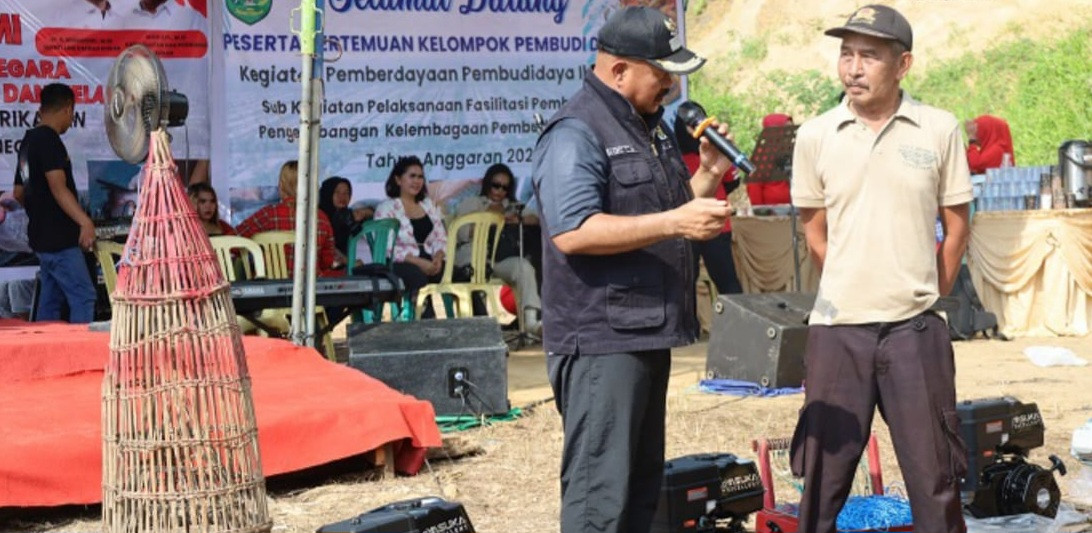 Bupati Edi Damansyah bincang dengan nelayan (istimewa)