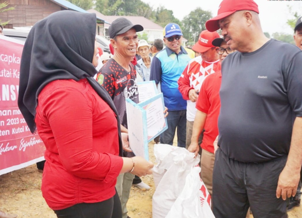 Bupati Edi Damansyah (Topi Merah) saat berikan bantuan (Foto Istimewa)
