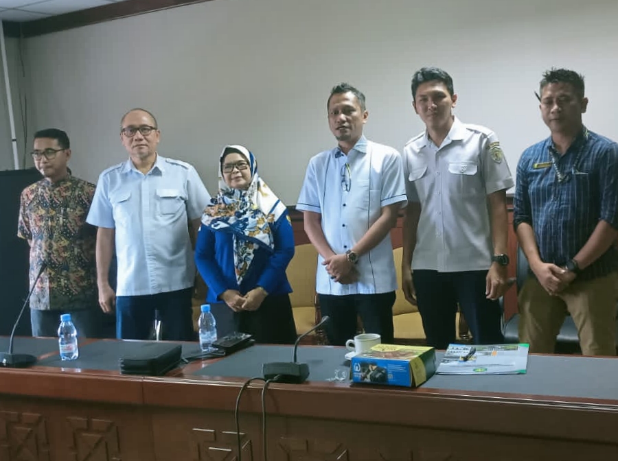 Nidya Listyono (tiga kanan) saat berfoto usai rapat. (Mujahid, Mediaetam.com)