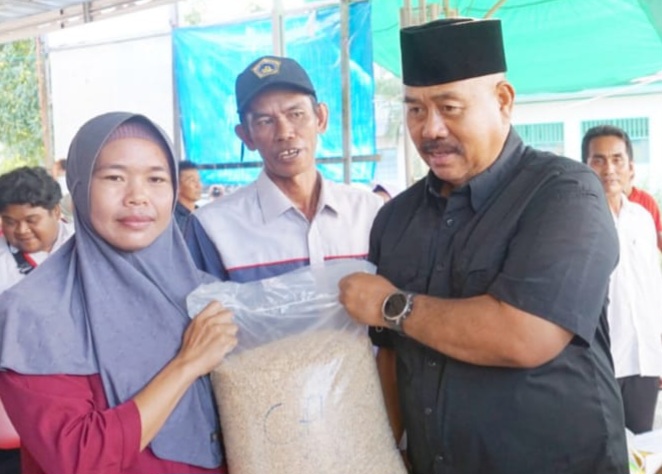 Pemberian bantuan oleh pemkab kukar. (Foto Istimewa)