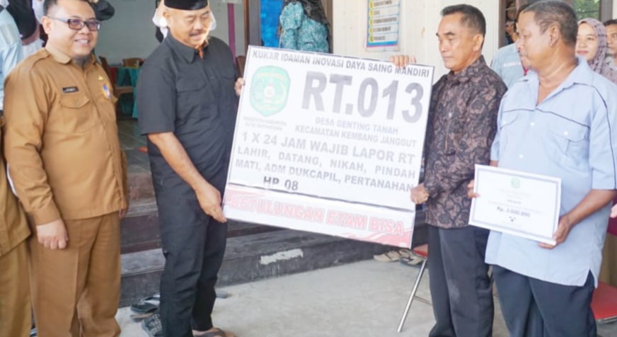 Bupati saat beri insentif bagi para pengurus RT (Foto Istimewa)