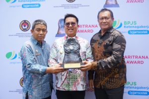 Paritrana Award yang diserahkan ke Pemkab Kukar di Istana Wakil Presiden. (Foto Istimewa)