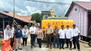 Foto: Wakil Ketua DPRD Kaltim Ir H Seno Aji saat turun langsung melaksanakan monitoring pembangunan proyek dirainase di Kelurahan Loa Ipuh (Dok. DPRD Kaltim)
