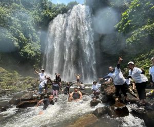 Air terjun jantur inar merupakan salah satu objek wisata di Kutai Barat yang banyak dikunjungi wisatawan (Foto: Iswanto/Mediaetam.com)