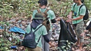 acara bersih-bersih di air terjun Tembalang. (Istimewa)