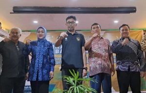 Kepala Dispora Kaltim Agus Hari Kesuma (tengah)