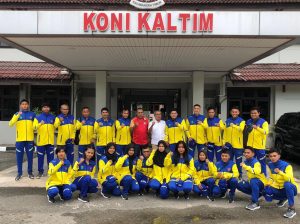 Para atlet berfoto do depan kantor KONI Kaltim