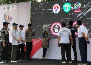 Pembukaan oleh Sekprov Kaltim Sri Wahyuni (berjilbab)