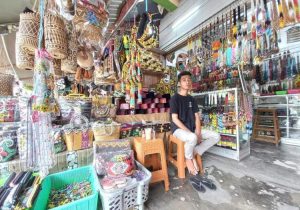 Pedagang Souvernir khas Kalimantan di Kawasan Citra Niaga Samarinda (Foto: Dok Mediaetam.com).
