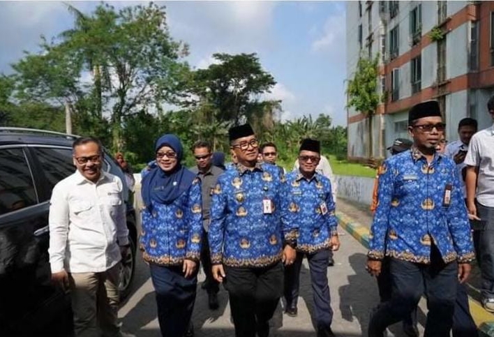 Pj Gubernur saat meninjau hotel