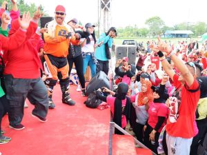 Bupati Kutai Kartanegara Hadiri Senam Merah Putih di Muara Badak