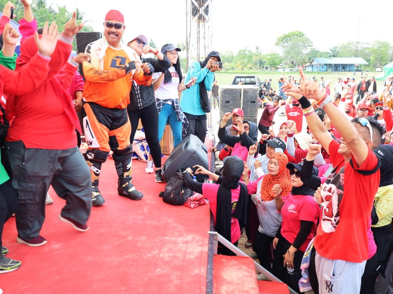 Bupati Kutai Kartanegara Hadiri Senam Merah Putih di Muara Badak