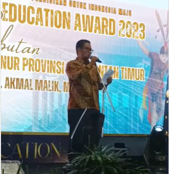 Pj. Gubernur Akmal Malik Menyerahkan Penghargaan dalam Kaltim Education Awards 2023