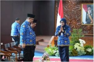 Sekda Kaltim Berikan Selamat kepada Penerima SLKS dalam Peringatan HUT ke-52 Korpri