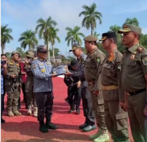 Capture 314 Pj Gubernur Kaltim Pimpin Apel Gelar Pasukan Satlinmas untuk Pemilu 2024
