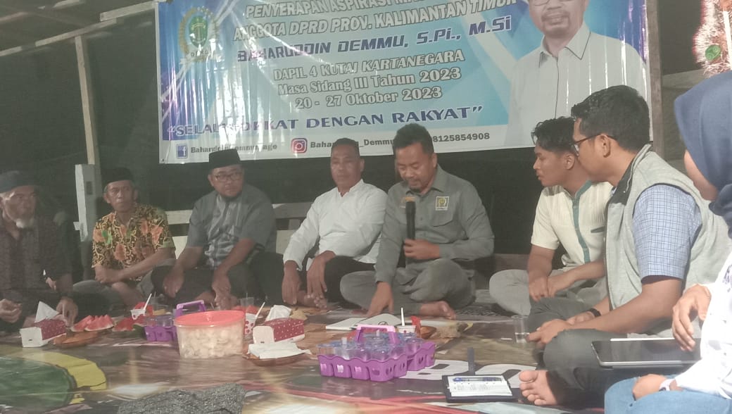 Foto : Baharuddin Demmu Saat Melaksanakan Reses di desa gas alam (Mujahid/Mediaetam.com)