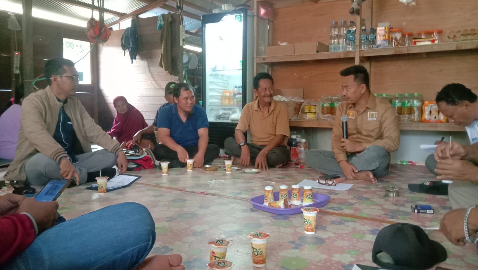Foto : Baharuddin Demmu saat mengunjungi Desa Jembayan Tengah beberapa waktu lalu.(Mujahid/mediaetam.com)