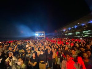 Aksi panggung sejumlah penyanyi ternama asal tanah air di Kabupaten Kutai Kartanegara benar-benar memukau. Banyak musisi datang berselancar ke panggung kecamatan.