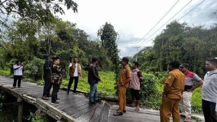 Anggota Dewan Perwakilan Rakyat Daerah (DPRD) Kukar, Sopan Sopian, merespons masalah ini dengan membantu memperbaiki jalan desa Rebaq Rinding. (ist)