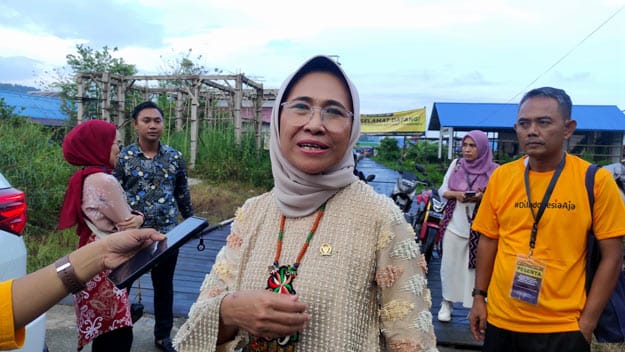 Wakil Ketua Komisi X DPR RI, Hetifah Sjaifudian saat diwawancarai awak media di kawasan wisata Kampung Ketupat Samarinda Seberang (Foto: Istimewa).
