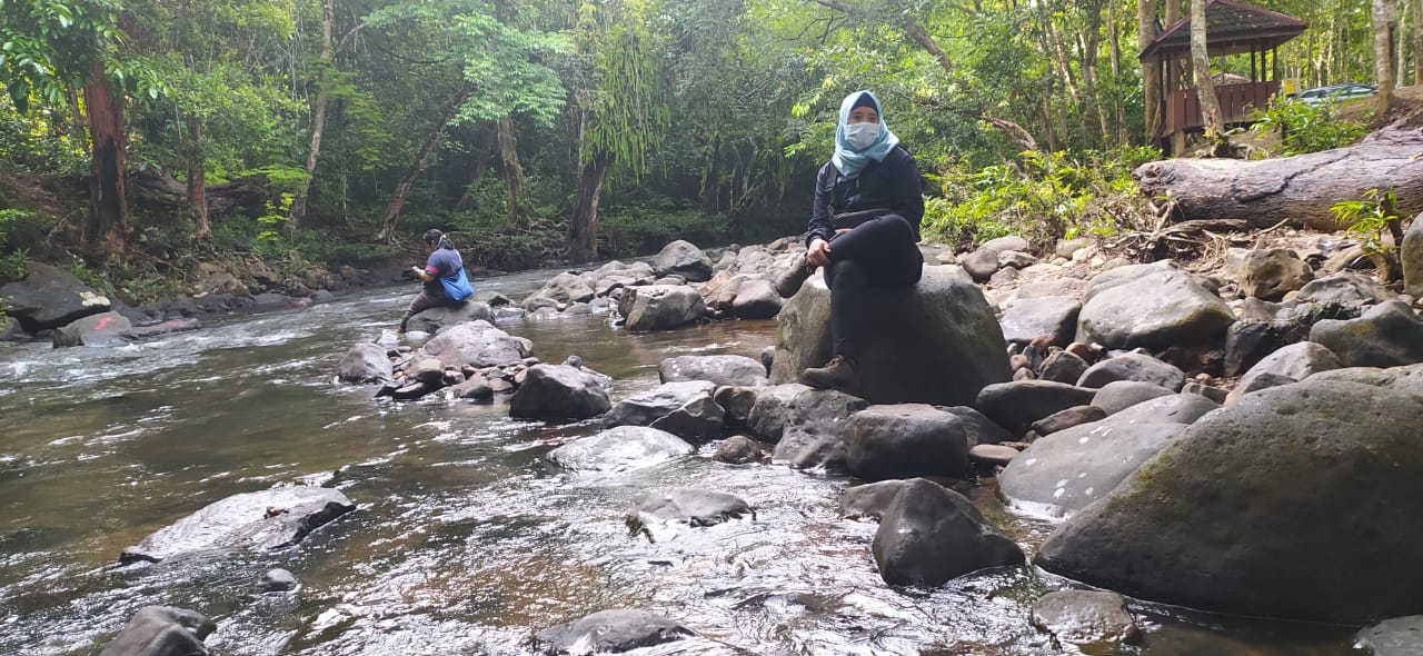 pengunjung berpose di Batuq Bura.