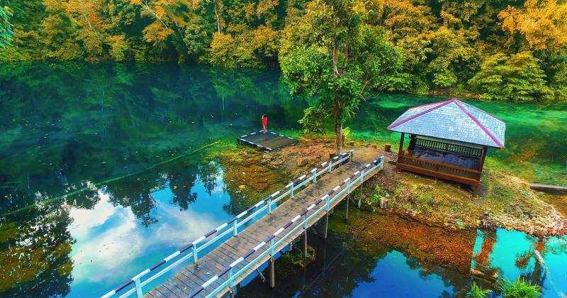 Telaga Biru Tulung Ni'Lenggo merupakan salah satu destinasi wisata di Kabupaten Berau.