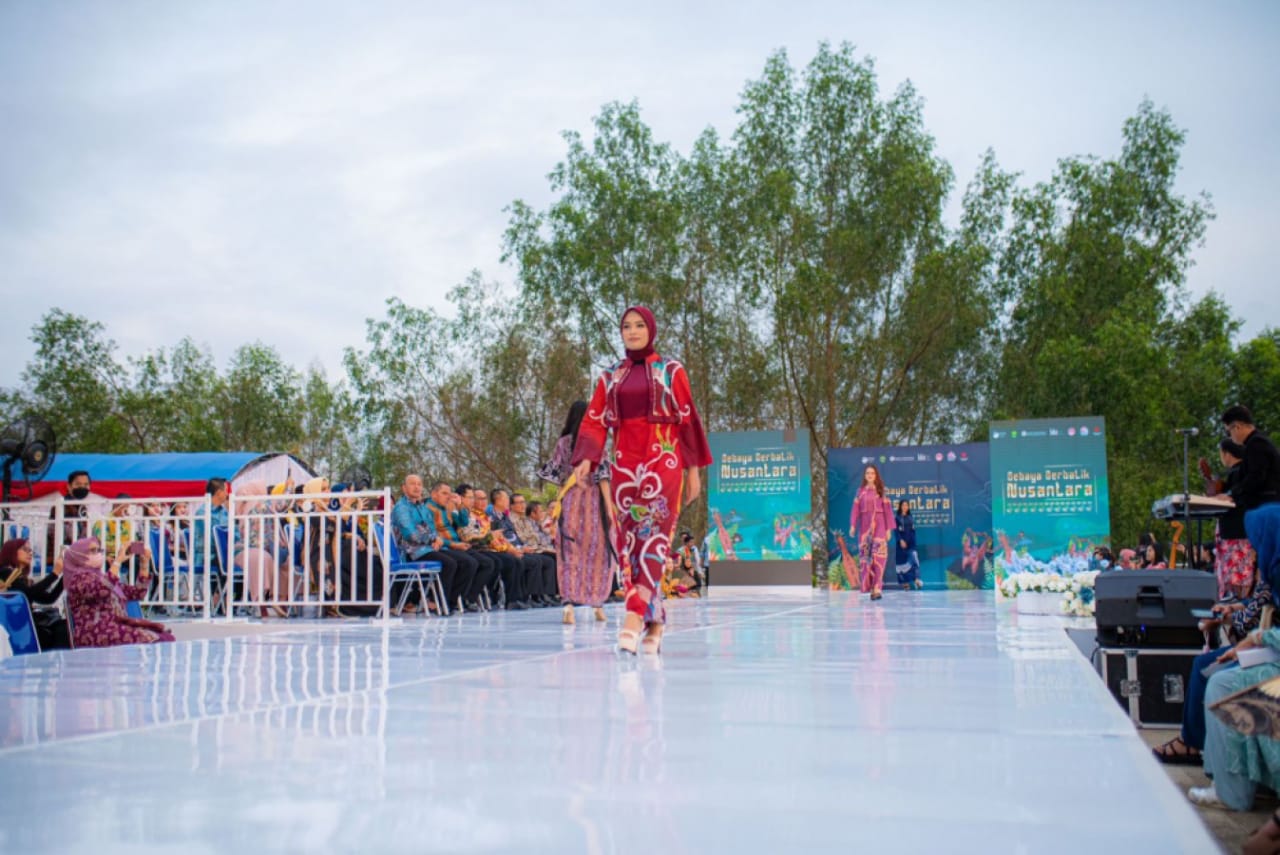 Putri Pariwisata menampilkan motif batik khas Kaltim di Kegiatan Bebaya Berbatik Nusantara (Foto: Iswanto/Mediaetam.com).