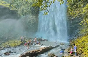 Air terjun jantur inar merupakan salah satu destinasi wisata alam di Kutai Barat, Kalimantan Timur (Foto: Iswanto/Mediaetam.com). Air terjun jantur inar merupakan salah satu destinasi wisata alam di Kutai Barat, Kalimantan Timur (Foto: Iswanto/Mediaetam.com).