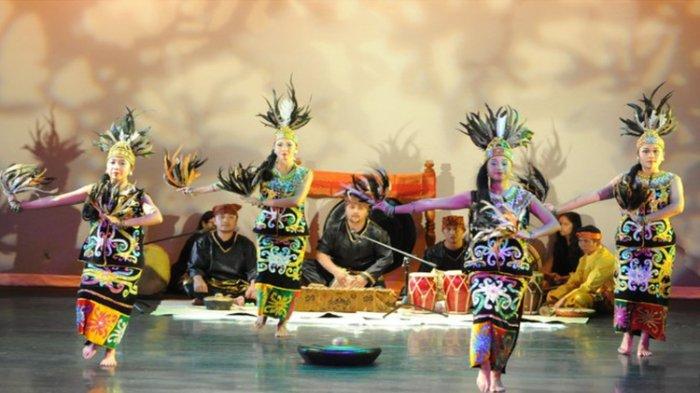 Tarian khas Kalimantan Timur (Foto: Istimewa).