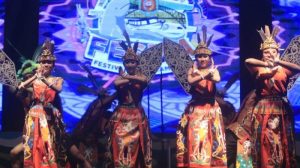 Tampilan tari tradisional khas Kalimantan Timur pada kegiatan Festival Mahakam. (ilustrasi)