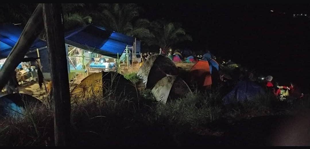 Menikmati malam di puncak gunung yang diselimuti kabut, seperti Kirigakure tiap matahari terbit. (Mediaetam.com)