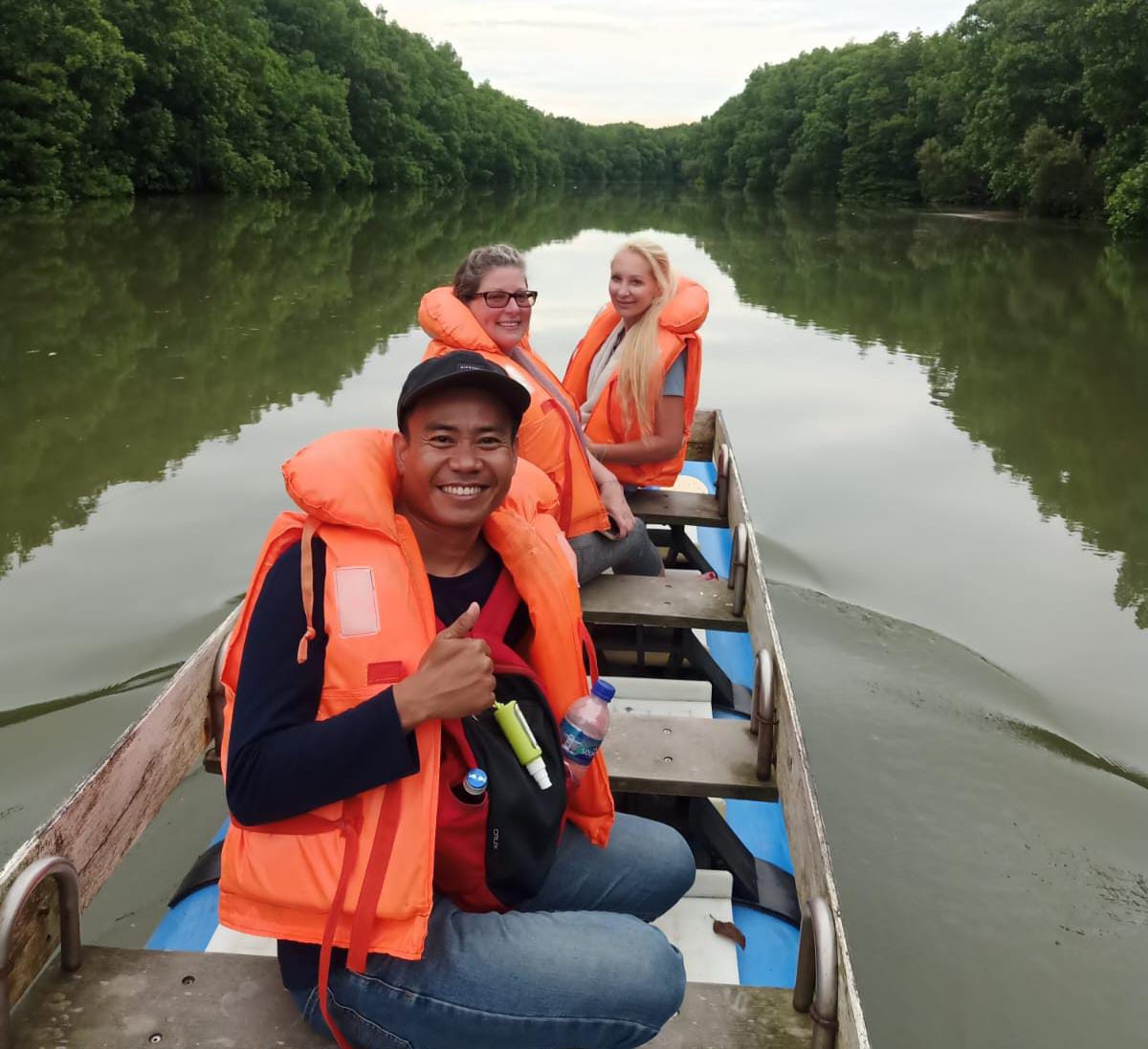Ketua HPI Kaltim Awang Jumri mengantar pelancong asing menikmati wisata alam