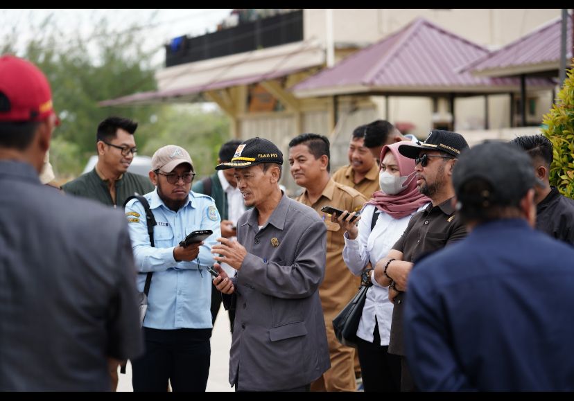 Foto: Para rombongan Komisi III melakukan sidak di perumahan Griya wisata Bontang Kuala.