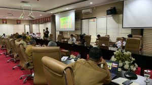 Foto: Wakil Ketua DPRD, Anggota Komisi I, beserta jajaran lainnya mengadakan rapat terkait buaya Riska.
