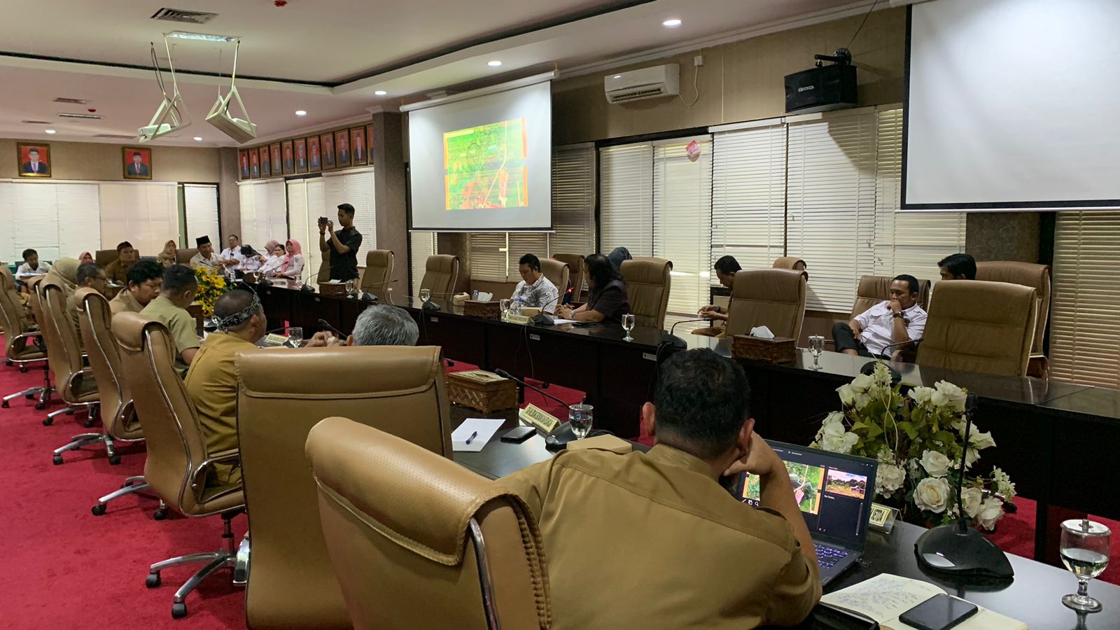 Foto: Wakil Ketua DPRD, Anggota Komisi I, beserta jajaran lainnya mengadakan rapat terkait buaya Riska.