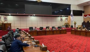 Foto: Anggota Komisi I DPRD Bontang saat melangsungkan RPD di Ruang Rapat. Foto: Anggota Komisi I DPRD Bontang saat melangsungkan RPD di Ruang Rapat.