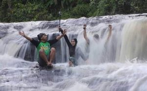 Wisata Air Terjun Kandua Raya di Desa Kedang Ipil.
