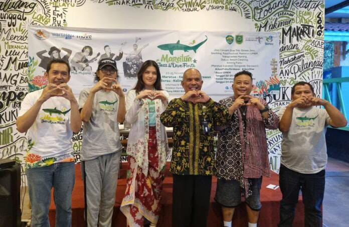 Kepala Disbudpar Kabupaten Berau, Ilyas Natsir bersama tim event Maratua Jazz 2023.