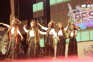 Tarian khas Manggarai yang ditampilkan pada kegiatan Festival Mahakam Samarinda.