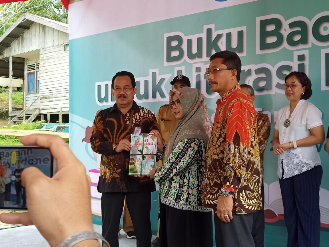 Pembagian buku untuk SD 018